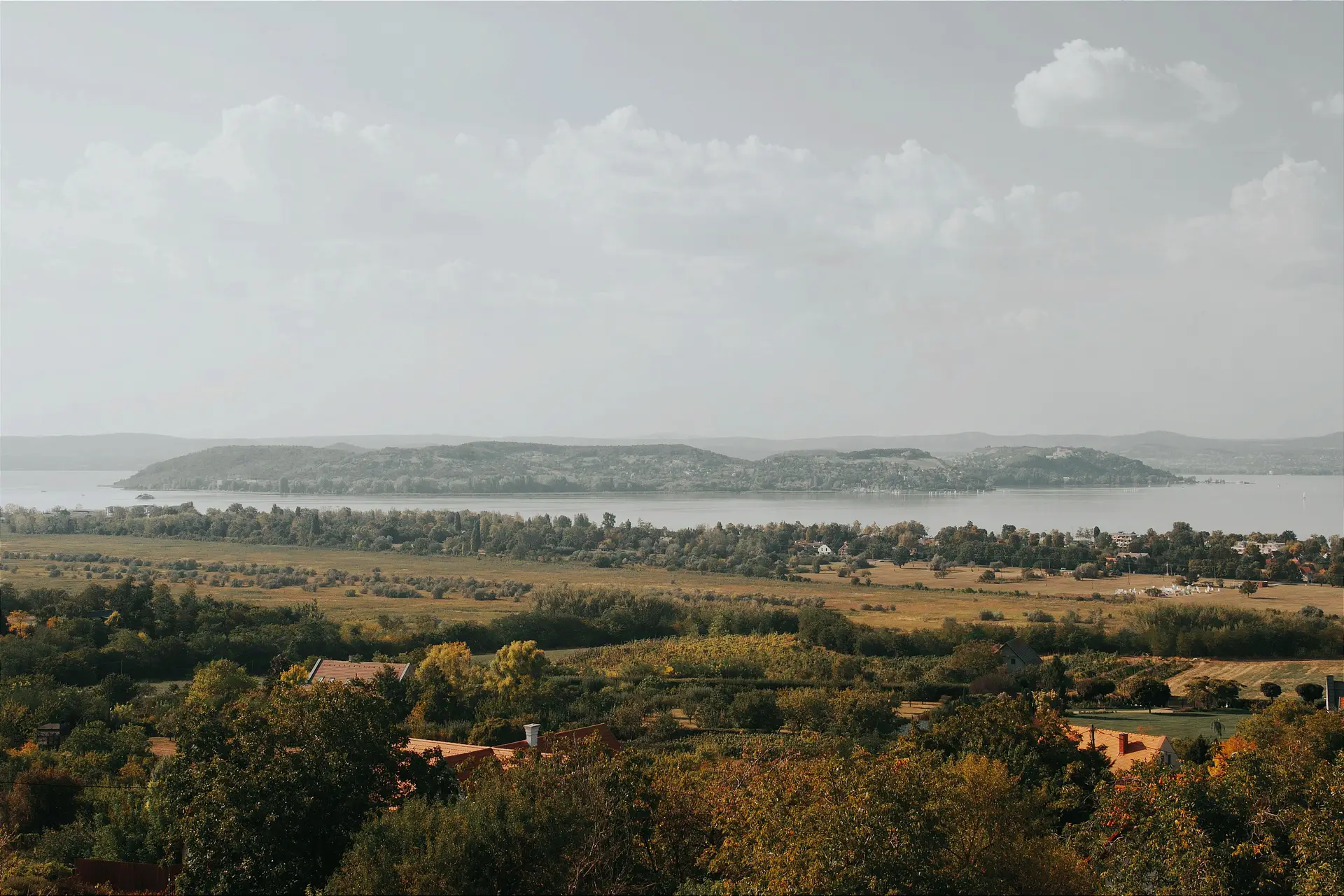 Panorámás kilátás a budai dombokra