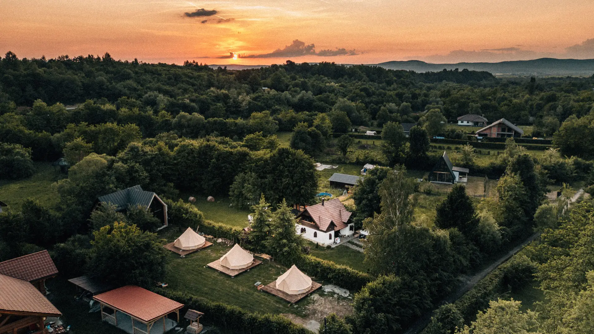 MerquoriangrandLodge látképe naplementekor