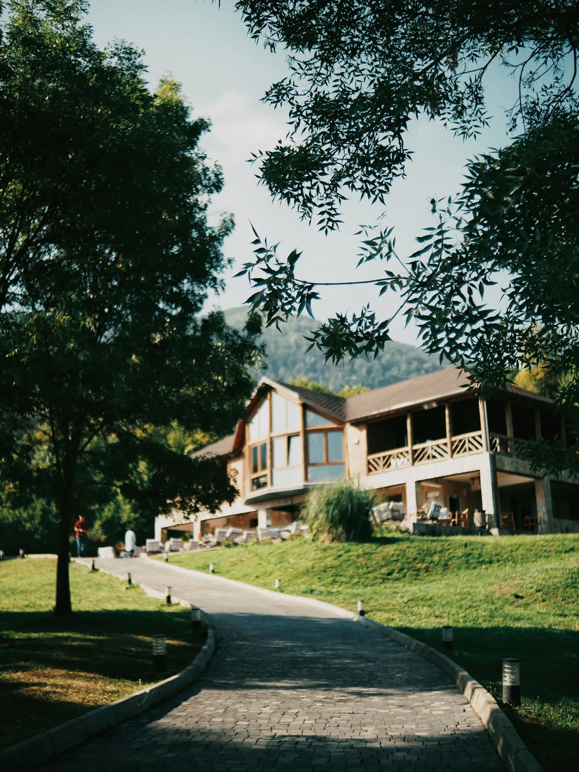 MerquoriangrandLodge bejárata és parkolója