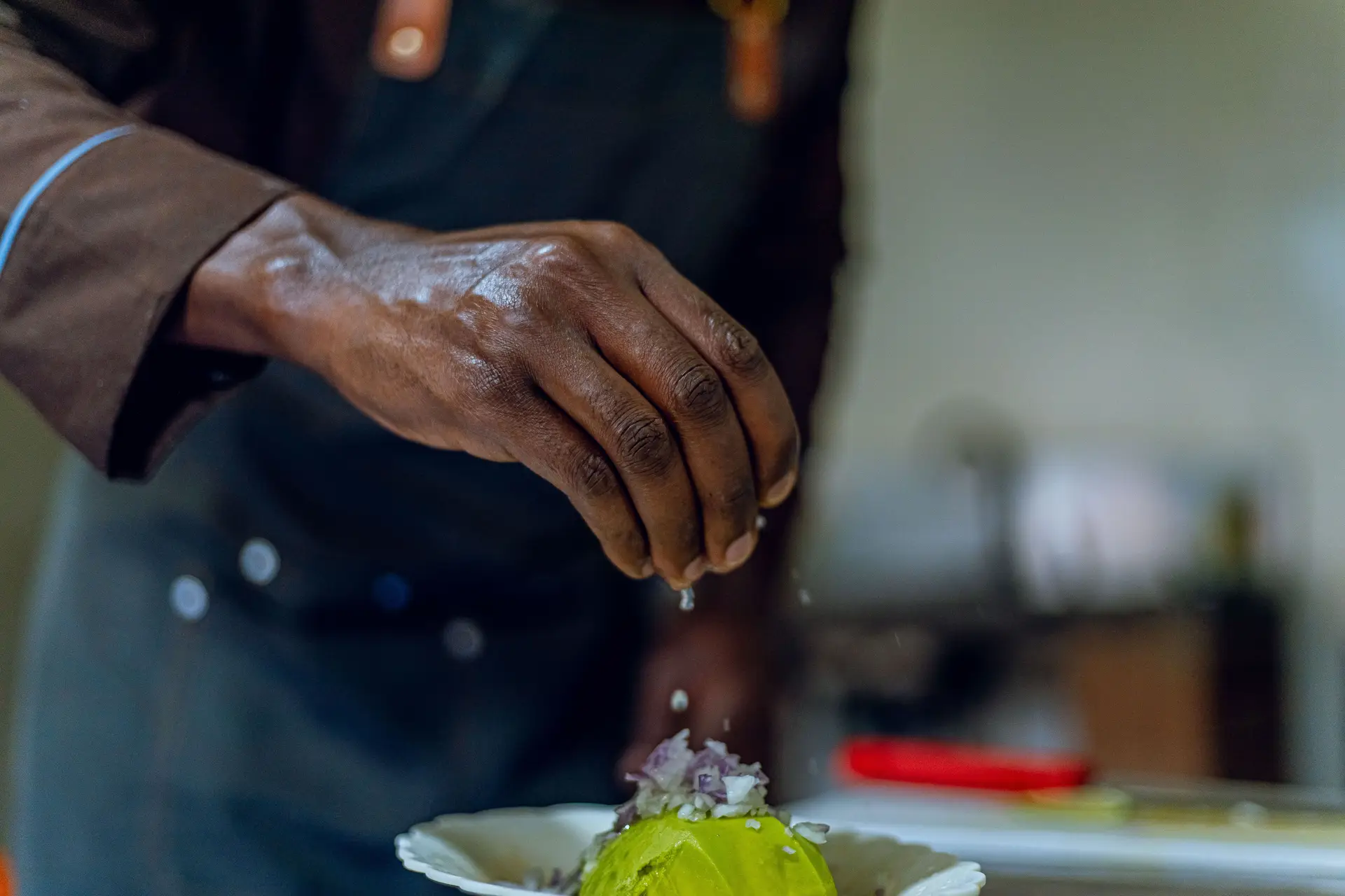 Séf precíz tálalási folyamata egy gourmet fogáshoz